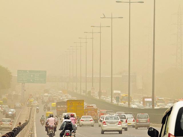 The weatherman recorded the minimum temperature at 31 degree Celsius and maximum at 42 degree Celsius in Gurgaon. (Parveen Kumar/ HT Photo) The weatherman recorded the minimum temperature at 31 degree Celsius and maximum at 42 degree Celsius in Gurgaon. (Parveen Kumar/ HT Photo)