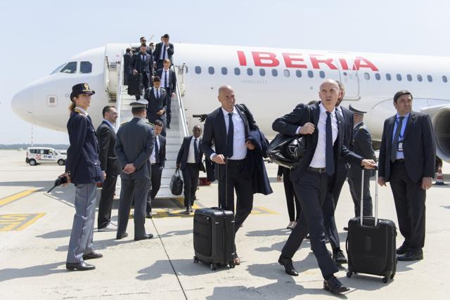 Real Madrid's head coach Zinedine Zidane (centre) smiles after getting off the plane after landing at Malpensa airport in Milan, Italy. (AP Photo) Real Madrid's head coach Zinedine Zidane (centre) smiles after getting off the plane after landing at Malpensa airport in Milan, Italy. (AP Photo)