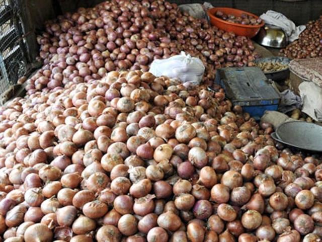 Onions are selling for Rs 17-18 a kg in Chandigarh.(Shankar Mourya/HT Photo)