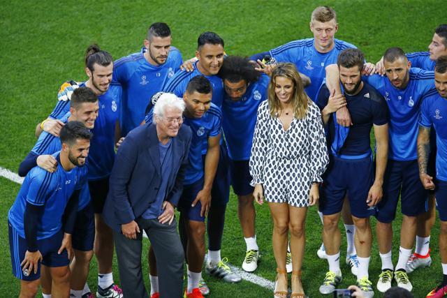 Actor Richard Gere poses for a photo with players during Real Madrid training. (Reuters Photo) Actor Richard Gere poses for a photo with players during Real Madrid training. (Reuters Photo)