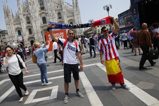 Fans in Milan before the Champions League final between Real Madrid and Atletico Madrid. (Reuters Photo) Fans in Milan before the Champions League final between Real Madrid and Atletico Madrid. (Reuters Photo)