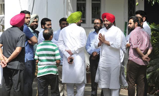Ludhiana MP Ravneet Singh Bittu addressing the visitors after his cousin Harkirat’s death on Sunday. (HT Photo)