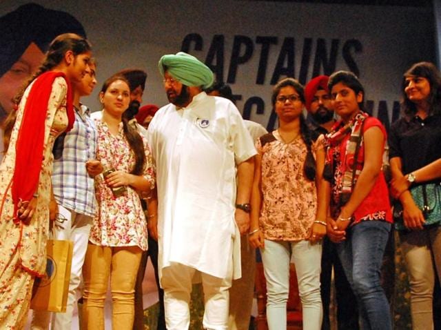 Amarinder met more than 1,200 youth from across the 22 districts of Punjab appointed as college and city “captains” to work as party’s digital and volunteer army for the 2017 polls. (HT Photo) Amarinder met more than 1,200 youth from across the 22 districts of Punjab appointed as college and city “captains” to work as party’s digital and volunteer army for the 2017 polls. (HT Photo)