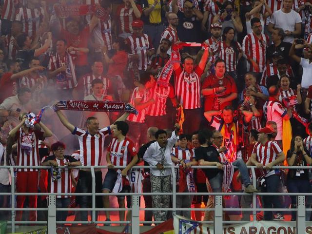 Atletico Madrid fans celebrate after Carraso scored the team’s equalising goal 11 minutes before time. (Reuters Photo) Atletico Madrid fans celebrate after Carraso scored the team’s equalising goal 11 minutes before time. (Reuters Photo)