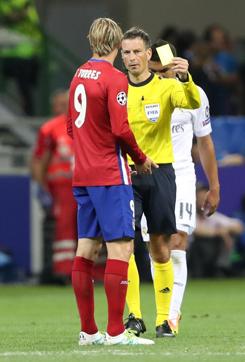 Referee Mark Clattenburg shows a yellow card to Atletico Madrid's Fernando Torres. (Reuters Photo) Referee Mark Clattenburg shows a yellow card to Atletico Madrid's Fernando Torres. (Reuters Photo)