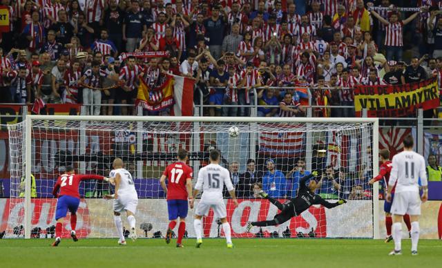 Atletico Madrid's Antoine Griezmann hits the bar from a penalty kick. (Reuters Photo) Atletico Madrid's Antoine Griezmann hits the bar from a penalty kick. (Reuters Photo)