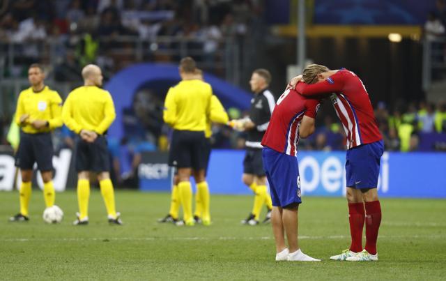 Atletico Madrid's Fernando Torres and Koke look dejected after losing the penalty shoot out. (Reuters Photo) Atletico Madrid's Fernando Torres and Koke look dejected after losing the penalty shoot out. (Reuters Photo)