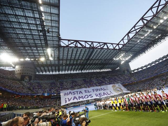 Atletico Madrid and Real Madrid players line up before the Uefa Champions League final kicked off. (Reuters Photo)