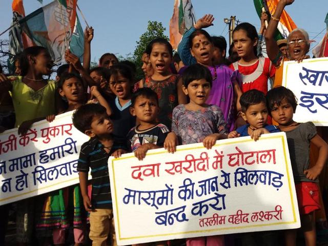 Children take part in a protest organised by Congress in Bhopal on Sunday against the death of a baby at Indore’s MY Hospital when he was accidentally administered nitrous oxide.(Mujeeb Faruqui/HT photo) Children take part in a protest organised by Congress in Bhopal on Sunday against the death of a baby at Indore’s MY Hospital when he was accidentally administered nitrous oxide.(Mujeeb Faruqui/HT photo)