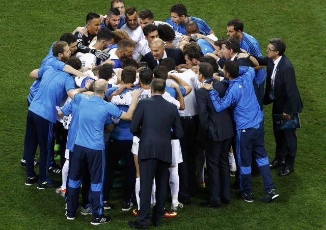 Real Madrid's coach Zinedine Zidane speaks with his players before the penalty shoot out. (Reuters Photo) Real Madrid's coach Zinedine Zidane speaks with his players before the penalty shoot out. (Reuters Photo)