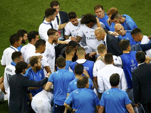 Real Madrid's coach Zinedine Zidane talks to his players before the match heads to extra time. (Reuters Photo) Real Madrid's coach Zinedine Zidane talks to his players before the match heads to extra time. (Reuters Photo)