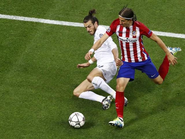 Real Madrid's Gareth Bale and Atletico Madrid's Filipe Luis in action. (Reuters Photo) Real Madrid's Gareth Bale and Atletico Madrid's Filipe Luis in action. (Reuters Photo)