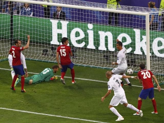 Real Madrid's Sergio Ramos scores a goal in the first half of Champions League final. (Reuters Photo)