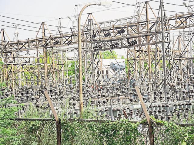 The UPPCL had appealed to the Noida authority a month ago to provide around 80 transformers to maintain continuous power supply across the city. (Sakib Ali/HT Photo) The UPPCL had appealed to the Noida authority a month ago to provide around 80 transformers to maintain continuous power supply across the city. (Sakib Ali/HT Photo)