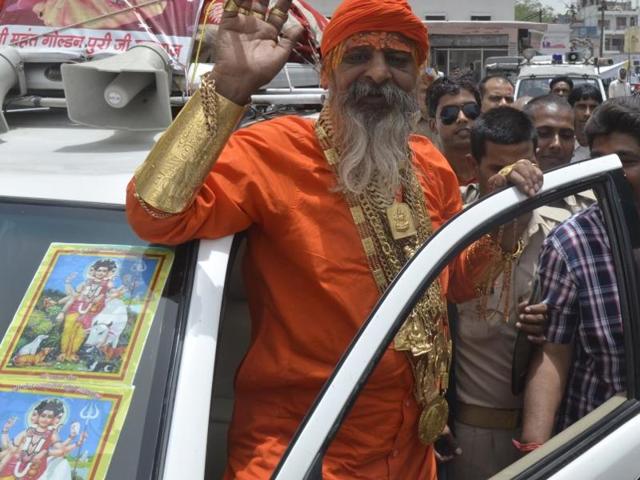 ‘Golden Baba’ after meeting SSP , Agra at the Collectorate on Saturday, May 28, 2016. The ascetic wears jewellery worth crores. (HT Photo) ‘Golden Baba’ after meeting SSP , Agra at the Collectorate on Saturday, May 28, 2016. The ascetic wears jewellery worth crores. (HT Photo)