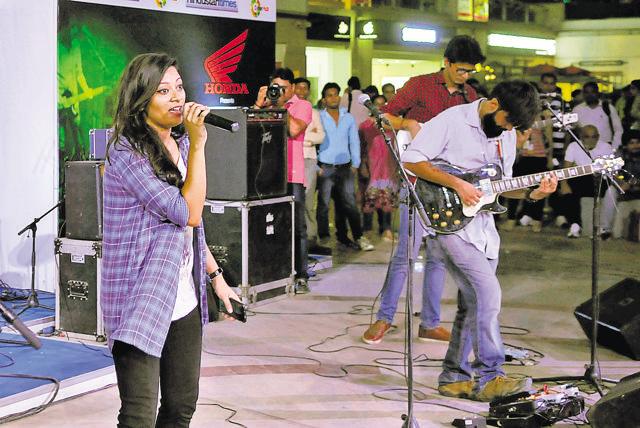 Six-member Nisarg band performed both original compositions and famous Bollywood numbers. (Abhinav Saha/HT Photo) Six-member Nisarg band performed both original compositions and famous Bollywood numbers. (Abhinav Saha/HT Photo)