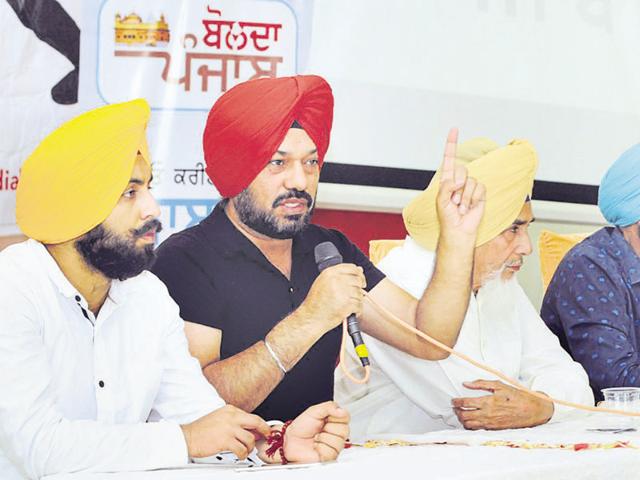 Aam Aadmi Party leader Gurpreet Singh Ghuggi addressing the youth during the ‘Punjab Dialogue’ programme in Patiala on Saturday.(Bharat Bhushan/HT)