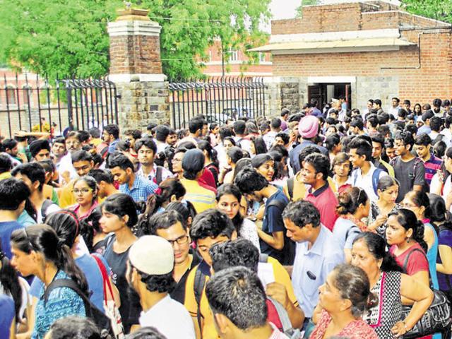 The forms will be available on the college website. Starting this year, aspirants have to upload a copy of Class 12 marksheet before filling the form. The cost of application fee is R100.(Sushil Kumar/HT FILE)