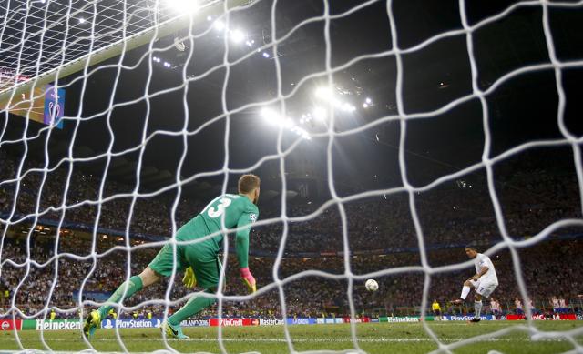 Real Madrid's Cristiano Ronaldo scores the decisive penalty during the Champions League final soccer match between Real Madrid and Atletico Madrid. (AP Photo) Real Madrid's Cristiano Ronaldo scores the decisive penalty during the Champions League final soccer match between Real Madrid and Atletico Madrid. (AP Photo)