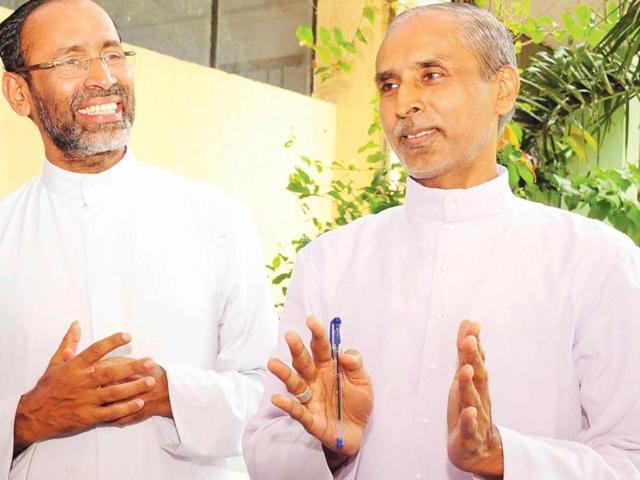Bishop of Pala diocese Mar Jacob Muricken (right) will donate one of his kidneys to a poor Hindu youth. Also seen in the picture is Father Davis Chiramel (left) who is also a kidney donor. Bishop of Pala diocese Mar Jacob Muricken (right) will donate one of his kidneys to a poor Hindu youth. Also seen in the picture is Father Davis Chiramel (left) who is also a kidney donor.