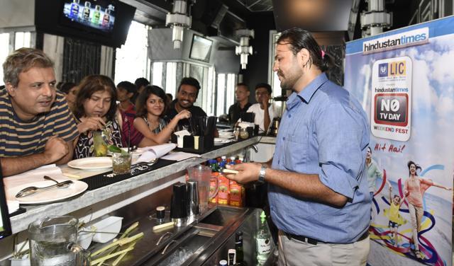 Vicky Rizwani, manager of Bar Stock Exchange, Colaba, demonstrates how to make five easy mixes during a workshop on Saturday. (Anshuman Poyrekar/HT photo)