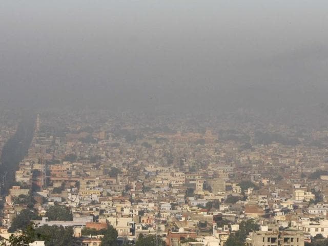 Tourists cover their face to escape smoke emitted by vehicles in Jaipur.(Ht File Photo)