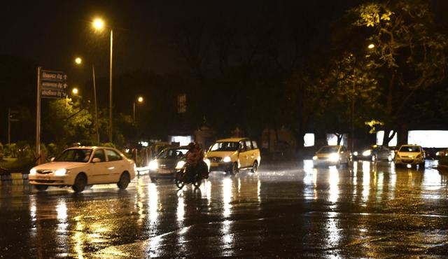 he temperatures in the capital dipped after heavy dust storm and rain in New Delhi. (Photo by Arun Sharma / Hindustan Times) (Hindustan Times) he temperatures in the capital dipped after heavy dust storm and rain in New Delhi. (Photo by Arun Sharma / Hindustan Times) (Hindustan Times)