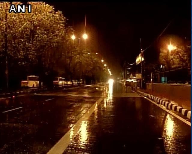 Light showers hit Delhi, temperature comes down to 24 degree Celsius Light showers hit Delhi, temperature comes down to 24 degree Celsius