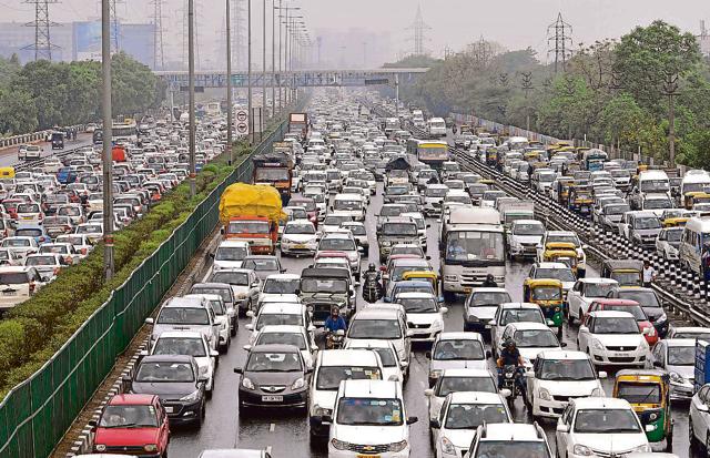 Rain also added to commuters’ woes on Monday morning with snarls slowing down traffic on both sides of the Gurgaon Expressway between CyberHub and IFFCO Chowk. (Abhinav Saha/HT) Rain also added to commuters’ woes on Monday morning with snarls slowing down traffic on both sides of the Gurgaon Expressway between CyberHub and IFFCO Chowk. (Abhinav Saha/HT)