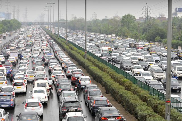 Traffic was slow on NH8 on both the sides between Cyber Hub to IFFCO Chowk due to rain. (Abhinav Saha/HT Photo) Traffic was slow on NH8 on both the sides between Cyber Hub to IFFCO Chowk due to rain. (Abhinav Saha/HT Photo)