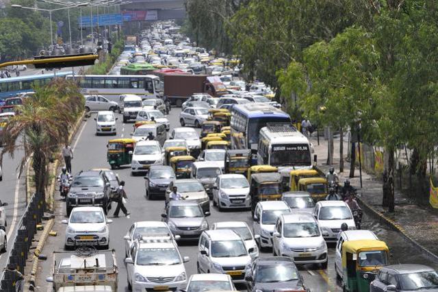 Traffic snarls were also reported on MG road near Iffco chowk flyover till 10:30 am. (Abhinav Saha/HT Photo) Traffic snarls were also reported on MG road near Iffco chowk flyover till 10:30 am. (Abhinav Saha/HT Photo)