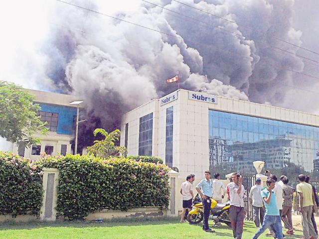 The fire broke out at Subros Ltd, an original equipment manufacturer (OEM) that supplies air conditioning systems to automobile manufacturers, on Sunday afternoon.(Parveen Kumar/HT) The fire broke out at Subros Ltd, an original equipment manufacturer (OEM) that supplies air conditioning systems to automobile manufacturers, on Sunday afternoon.(Parveen Kumar/HT)