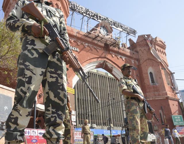 Troops deployed at Lawrance Road on Monday. (Sameer Sehgal/HT Photo) Troops deployed at Lawrance Road on Monday. (Sameer Sehgal/HT Photo)