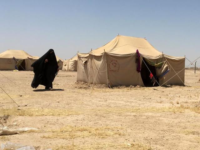 The Norwegian Refugee Council, which runs the camp in Amriyat al-Fallujah, says around 3,000 people have managed to flee the area and reach displacement camps since Iraqi forces launched an operation against the Islamic State a week ago.(AFP)