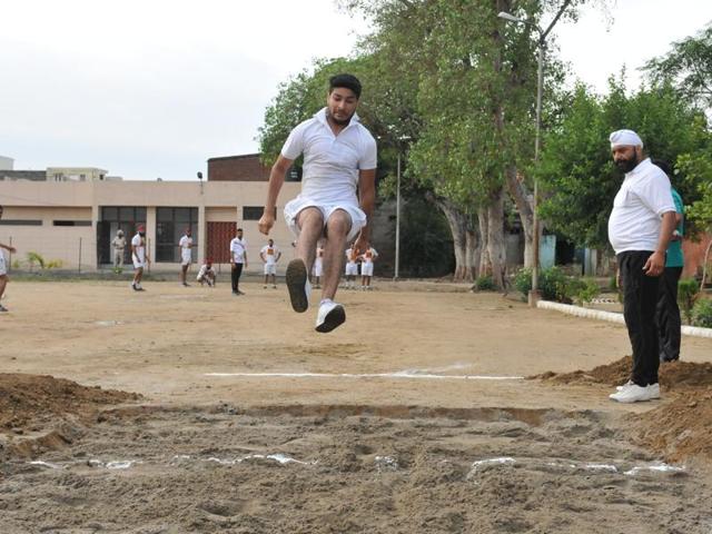 Aspiring cops proving their mettle in the field at a coaching camp organised by the Punjab Police. (Pardeep Pandit/HT Photo)