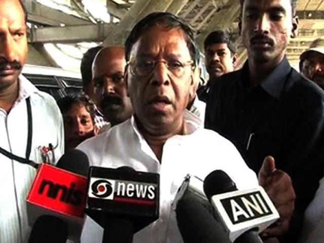 Congress leader V Narayanasamy on Monday called on Puducherry Lieutenant Governor Kiran Bedi and formally staked claim to form the government in the Union Territory. Congress leader V Narayanasamy on Monday called on Puducherry Lieutenant Governor Kiran Bedi and formally staked claim to form the government in the Union Territory.