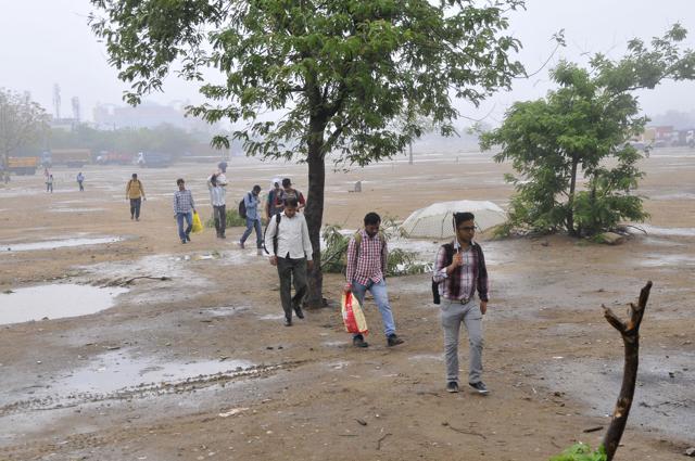 People commute to work amid weather vagaries in Gurgaon on Monday morning. (Abhinav Saha/HT Photo) People commute to work amid weather vagaries in Gurgaon on Monday morning. (Abhinav Saha/HT Photo)