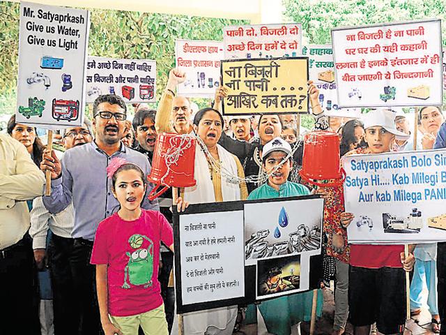 Residents of DLF Phase-1 and 3 on Monday protest against the Gurgaon administration over the acute to water crisis and long outages. (Parveen Kumar/HT) Residents of DLF Phase-1 and 3 on Monday protest against the Gurgaon administration over the acute to water crisis and long outages. (Parveen Kumar/HT)
