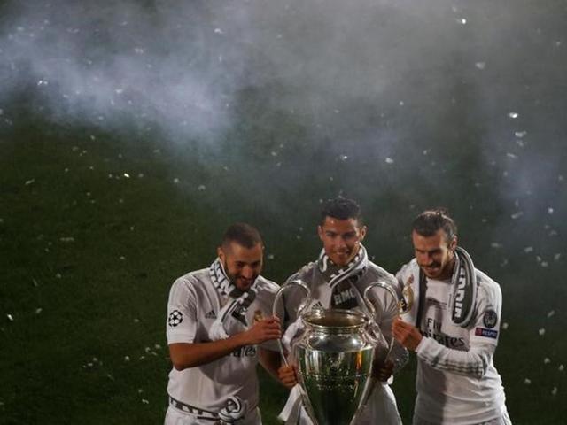 Real Madrid's Karim Benzema, Cristiano Ronaldo and Gareth Bale pose with the Champions League trophy during the victory ceremony. (Reuters Photo)