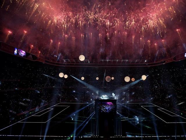 Real Madrid players hold up the Champions League trophy during the victory ceremony at San Bernabeu stadium in Madrid. (Reuters Photo)