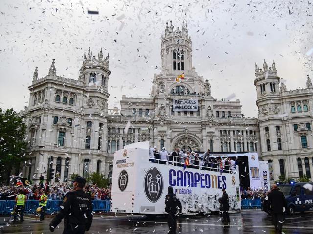 Real Madrid football players arrive to celebrate the team's win on Plaza Cibeles in Madrid after the Uefa Champions League final between Real Madrid CF and Club Atletico de Madrid in Milan, Italy. (AFP Photo)