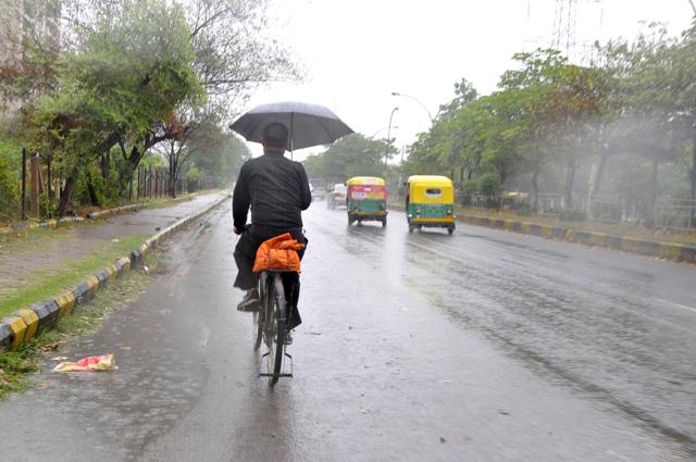 A man going to work during early morning rain on Monday. (Abhinav Saha/HT Photo) A man going to work during early morning rain on Monday. (Abhinav Saha/HT Photo)