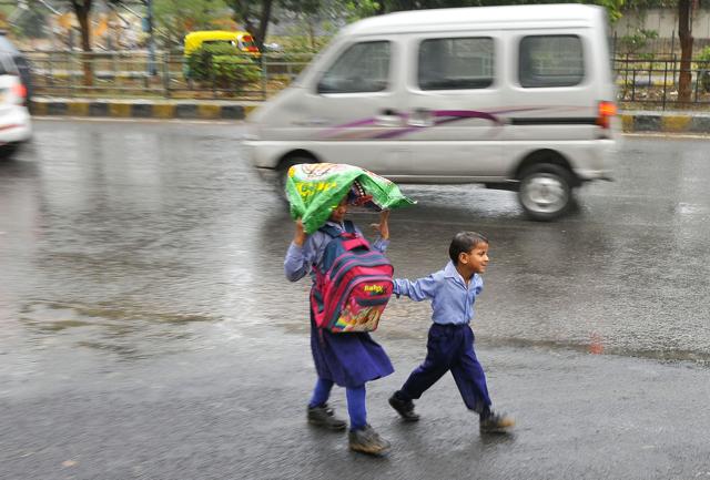 Rains continued in Delhi on Monday morning. (Photo by Abhinav Saha/Hindustan Times) Rains continued in Delhi on Monday morning. (Photo by Abhinav Saha/Hindustan Times)
