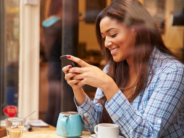 While men use smartphones mainly during breaks, women look at their phone screens while talking with others and also on the move, finds a new research.(Shutterstock)
