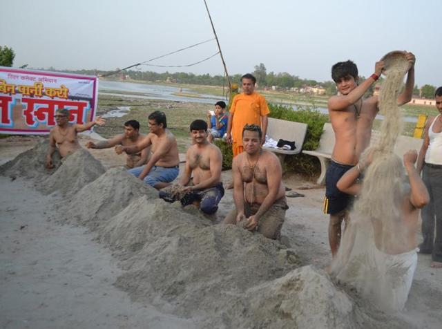The protesters erected small peaks of river sand and smeared it on their bodies. (HT Photo) The protesters erected small peaks of river sand and smeared it on their bodies. (HT Photo)