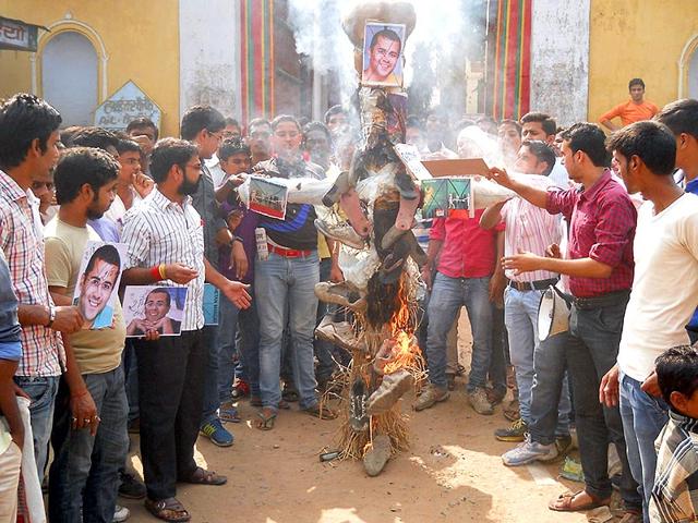 Protesters burn effiigy of Chetan Bhagat in Dumraon.