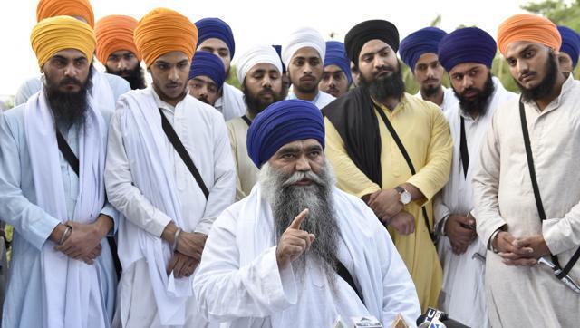 Damdami Taksal chief Harnam Singh Dhumma interacting with media persona at Damdami Taksal. (HT File Photo)
