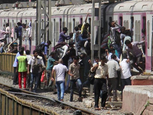 As soon as the derailed coach was removed from the tracks and local trains were given green light commuters rushed to get on to trains that plied first (Bhushan Koyande/HT)