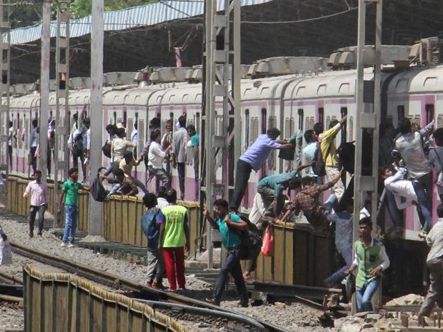 Morning peak-hour rush at Lower Parel (Hindustan Times)