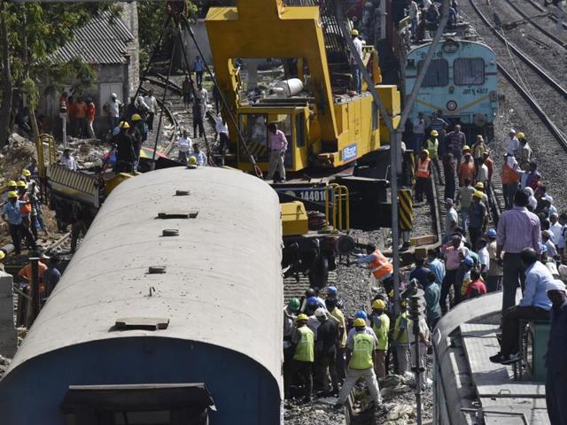 Railway workers facilitate the removal of the long-distance empty coach (Kunal Patil/ Hindustan Times)